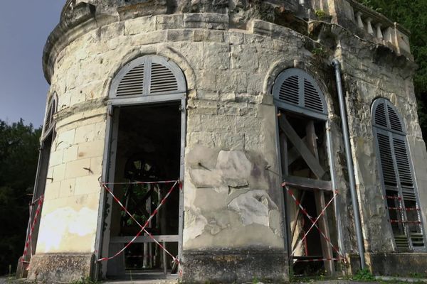 L'extérieur du pavillon de musique du château de Meung-sur-Loire. Lieu culturel au 18ᵉ siècle, il est en attente de restauration.