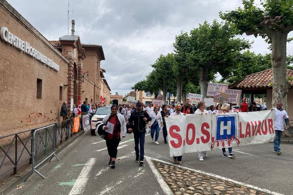 Patients et soignants ont manifesté dans la rue, samedi 22 juin 2024, pour réclamer des moyens pour le centre hospitalier de Lavaur, dans le Tarn.