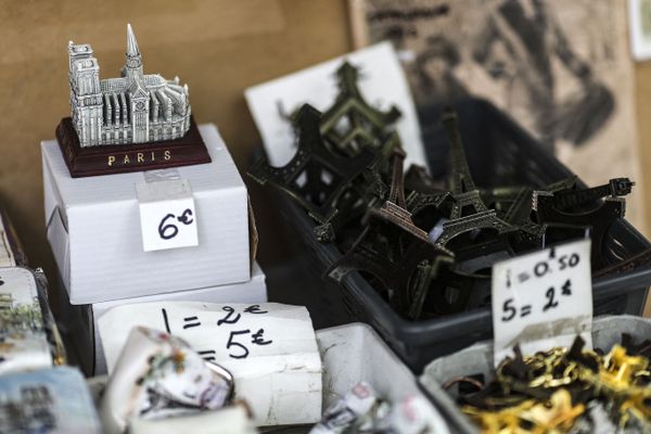 Une miniature de la Cathédrale Notre-Dame de Paris dans une boutique de souvenirs 