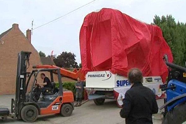 Voici sous sa bâche, le cornet géant qui devrait recevoir ce dimanche... 6 tonnes de frites.