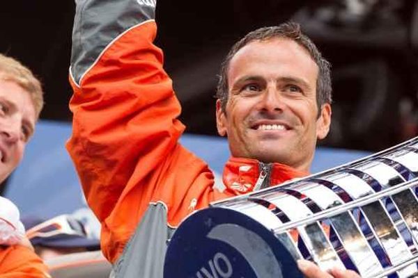 Franck Cammas brandit le trophée de la Volvo Ocean race