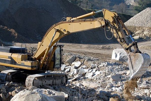 Les adolescents ont détruit des murs dans l'enceinte de l'école d'Escaupont à l'aide d'un engin de chantier.