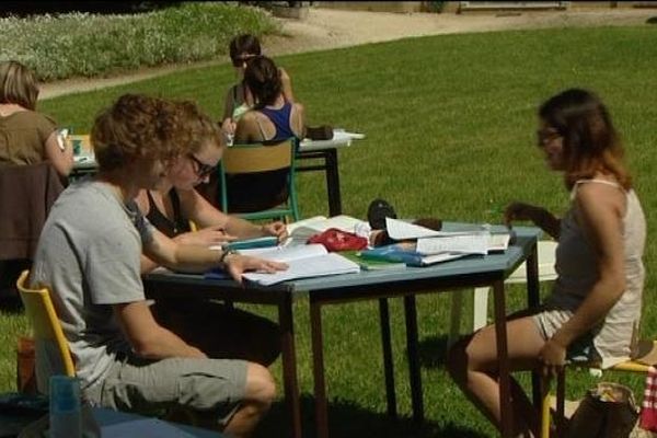 Un château, du soleil, des révisions... objectif : le bac 