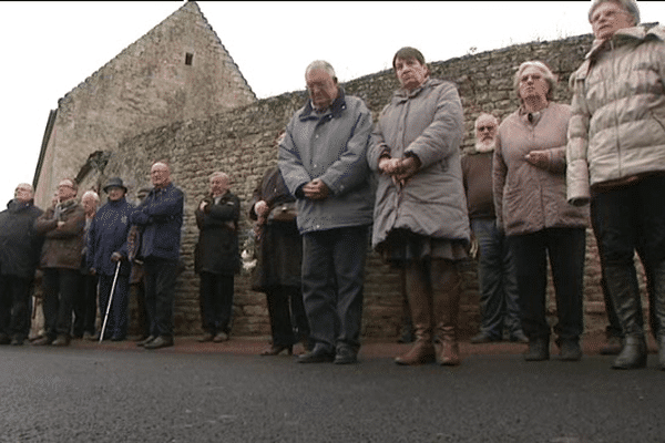 Moment de recueillement ce lundi à Vienne-en-Bessin en souvenir de Germain Ferey disparu vendredi lors des attentats