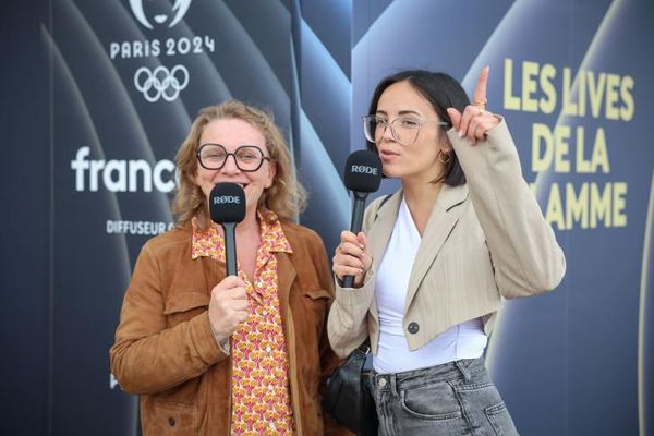 Le bus France Télévisions des Lives de la flamme fera escale à Rennes ce 1er juin, avec notamment à son bord l'influenceuse Agathe Auproux (à droite de l'image)