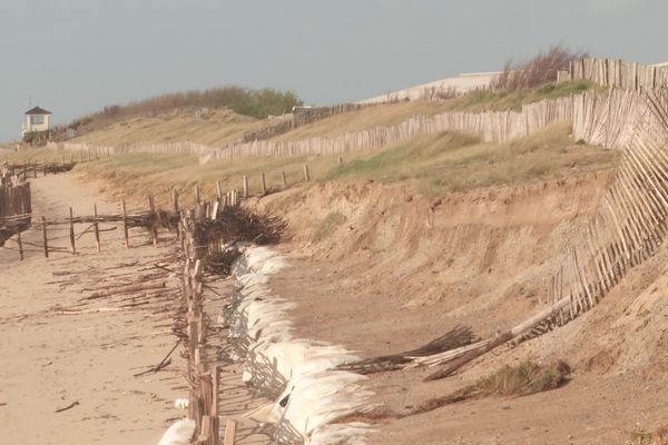 La dune a encore été sapée par la mer le 9 avril à Agon-Coutainville