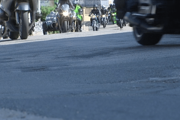 Une route accidentée, des plots entre des dos-d'ânes, des plaques d’égout sur un rond-point : tous ces points insignifiants en voiture deviennent des obstacles dangereux pour les motards.