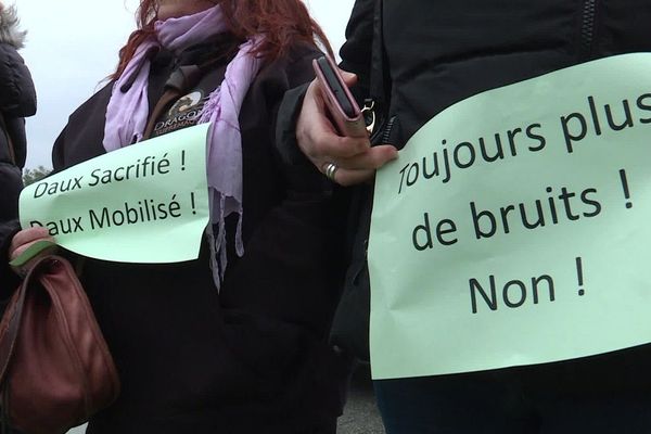 Des riverains ont manifesté mardi 25 février 2020 devant la DGAC.