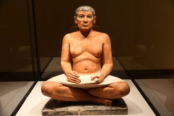 La statue du scribe accroupi bientôt exposée au Musée du Louvre-Lens.