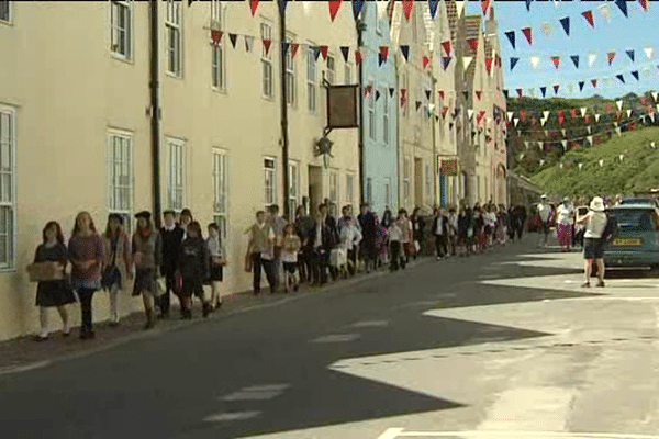 Les enfants de l'île ont reconstitué cette scène historique 75 ans après. 