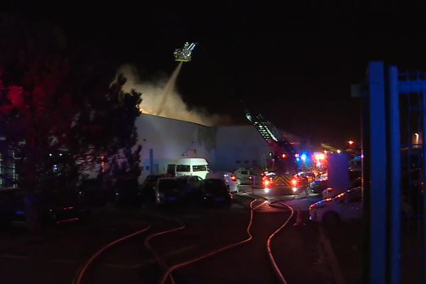 Incendie, concession automobile Ford, Metz, mercredi 10 janvier 2024.