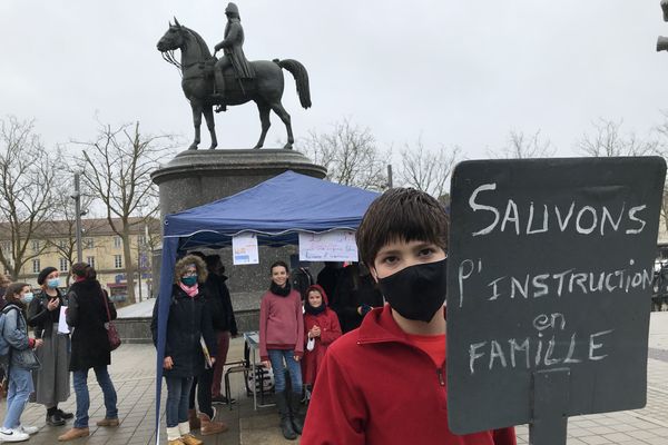 Pas vraiment une manifestation, plutôt un point d'information du public sur la réalité de l'instruction en famille.