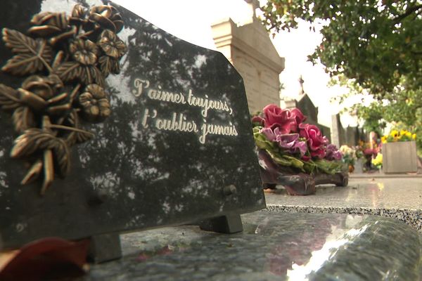 Une plaque funéraire sur une sépulture du cimetière Saint-Roch, à Grenoble, le 23 octobre 2023.