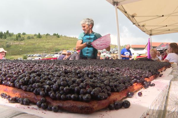 Une tarte géante lors de la fête de la myrtille au Col du Béal, dans le petit village de Saint-Pierre-la-Bourlhonne (Puy-de-Dôme), le 15 août 2024.