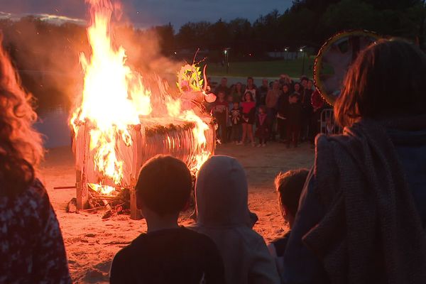 Une vache sacrée de carton sacrifiée aux divinités du lac de Saint-Pardoux lors du carnaval - 30/04/23 -