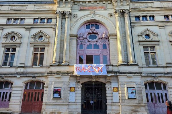 Sur la devanture du Grand Théâtre - Opéra de Tours, les musiciens ont accroché une banderole avec un seul mot : "trahison".