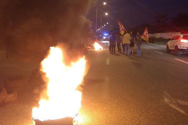 Les militants bloquent la Socamil à Tournefeuille. 