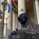 Une statue de lion à l'entrée du palais de justice d'Orléans.