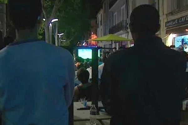 Montpellier - les supporters devant les écrans de télé aux terrasses - 30 juin 2014.