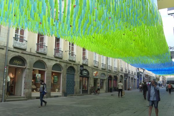 La rue Le Bastard dans le centre-ville de Rennes protégée du soleil par un grand ciel de rue.