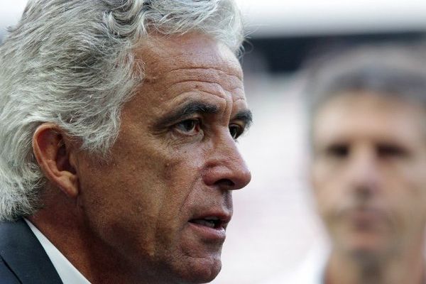 Jean-Pierre Rivère, président de l'OGC Nice et le club  ont réagi après  la décision de la Ligue de fermer la tribune Populaire Sud. 