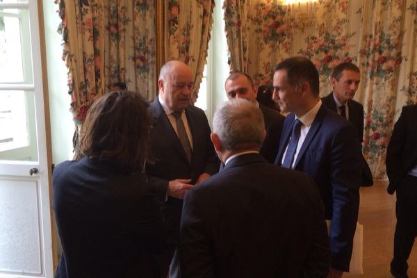 Le ministre Jean-Michel Baylet a commencé sa visite en Corse par une réunion avec les élus locaux. Il est ici en discussion avec Jean-Christophe Angelini et Gilles Simeoni.