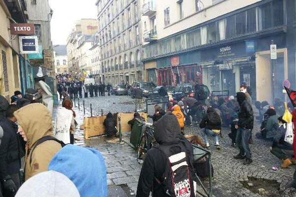 Manif à Rennes, les manifestants démontent les pavés rue du Maréchal Joffre