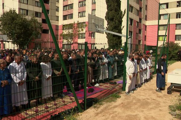 Nessim Ramdane porté dans son cercueil mortuaire, à la mosquée de la Méditerranée à Marseille