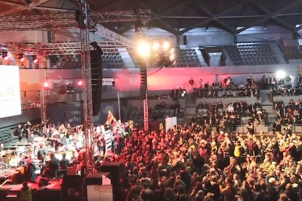 Une centaine de "gilets jaunes" et de manifestants contre la réforme des retraites ont envahi le palais des sports de Toulouse pendant la cérémonie des voeux du maire aux agents de la ville et de la Métropole.