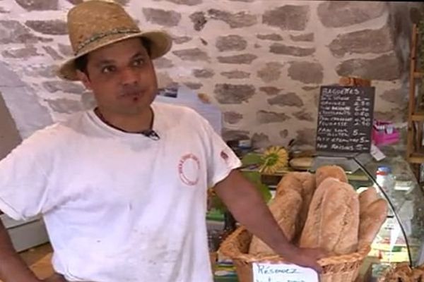 Soudorgues (Gard) - le boulanger cévenol est un Afghan - août 2015.