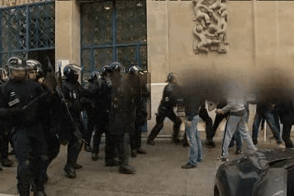 Affrontements hier devant la Caf de Caen au lendemain du passage en force de la loi El Khomri grâce au 49.3