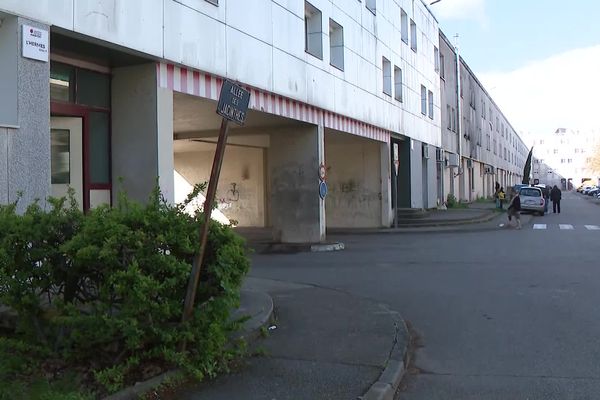 Zacharia, 15 ans a été retrouvé poignardé sous ce porche le 9 avril 2024