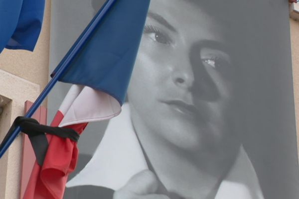 Drapeaux en berne et photos de la défunte à l'hôtel de ville de Montmerle-sur-Saône, en deuil.