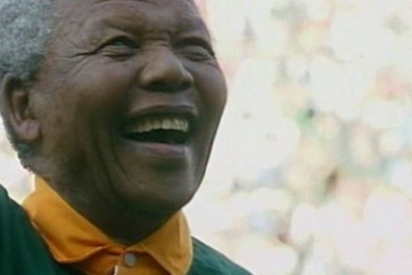 L'univers du rugby garde le souvenir de Nelson Mandela, premier président noir d'Afrique du Sud, débordant d'enthousiasme lors de la Coupe du Monde de Rugby en 1995.