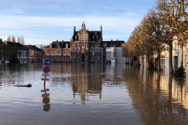 La place d'Arques sous les eaux après les inondations du mois de janvier 2024