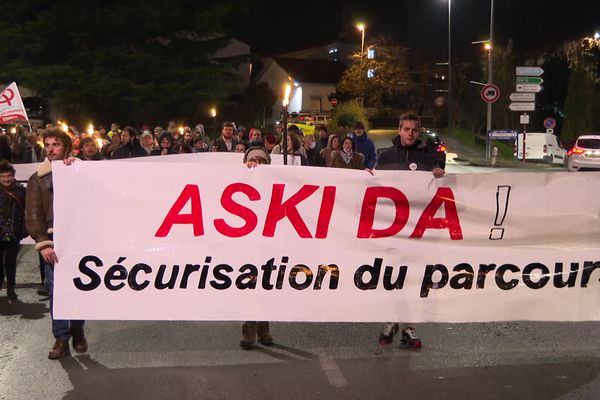 Les manifestants demandent la sécurisation du parcours des migrants qui prennent des risques pour traverser la frontière franco-espagnole entre autres.