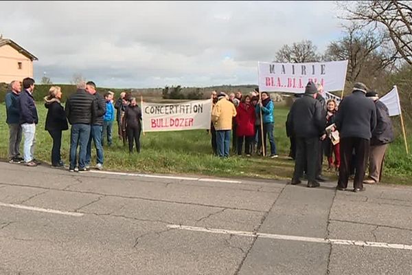 Une vingtaine de riverains se sont mobilisés pour s'opposer à l'installation d'une aire de grand passage sur ce terrain  