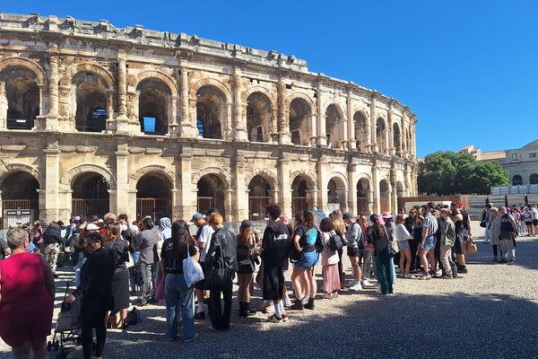 Nîmes - les fans de Dua Lipa depuis des heures devant les arènes en attente du concert - 12 juin 2024.