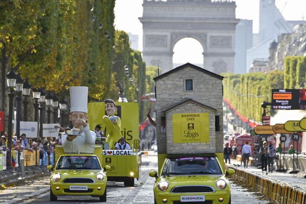 La caravane publicitaire sur la "plus belle avenue" au monde