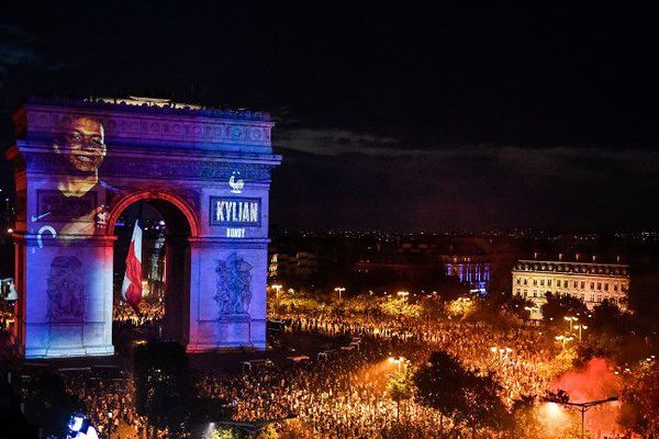 Le visage des joueurs de l'équipe de France a été projeté sur l'Arc de Triomphe après la victoire des Bleus lors du mondial 2018