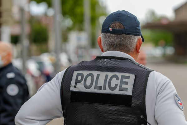 Deux hommes ont été arrêtés mardi dans le Rhône et l'Ain, soupçonnés de "vouloir commettre des actions violentes à l'encontre des forces de l'ordre. "Les deux hommes sont "susceptibles d'appartenir à la mouvance ultragauche", précise le parquet, de Lyon.