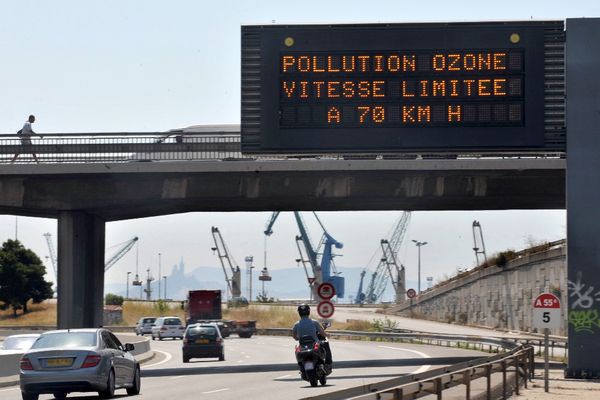 En raison d'un pic de pollution à l'ozone, la vitesse a été abaissée de 20 km/h sur le réseau autoroutier et les routes des départements du Grand Est concernés.