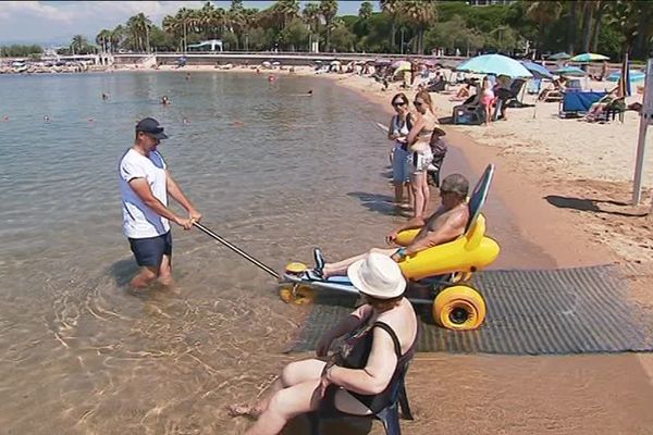 Les personnes handicapées peuvent profiter d'équipements adaptés sur l'Handiplage de Cannes. 