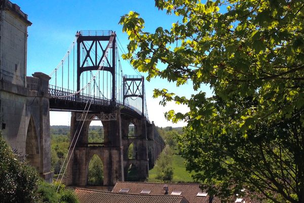 Le pont suspendu de Tonnay-Charente (17)