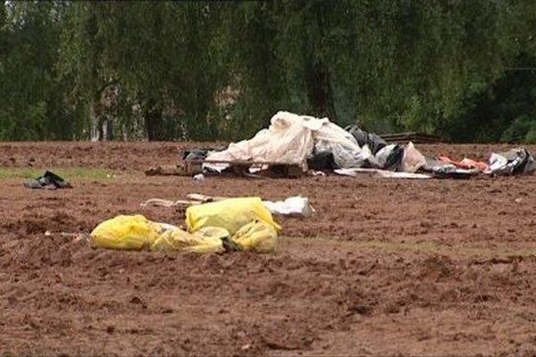 Le site qui accueille les Eurockéennes ressemble encore à une poubelle à ciel ouvert.