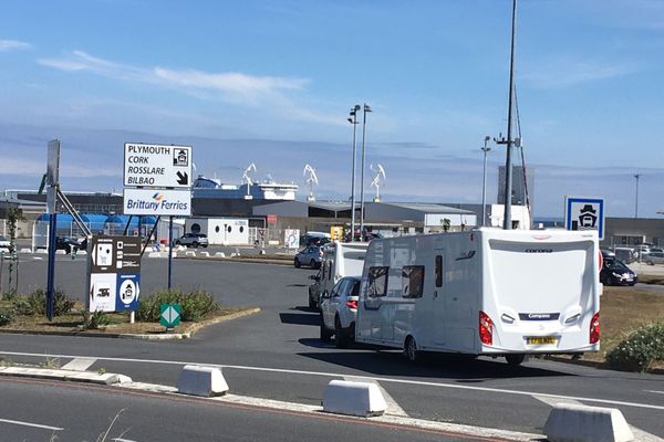 Les Britanniques se sont précipités sur les dernières places disponibles à bord de l'Armorique, ce vendredi à Roscoff