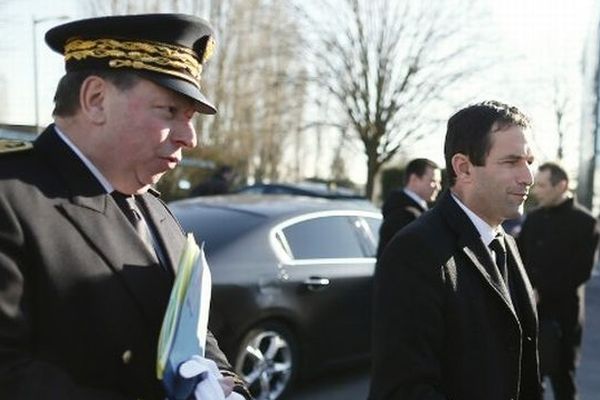 18/02/13. Michel Jau, alors préfet des Yvelines, en compagnie de Benoît Hamon, le ministre de la consommation.