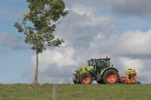 La victime de 78 ans travaillait dans son champ lorsqu'elle a été renversée par son tracteur, mercredi 6 mars 2024 en fin d'après-midi sur la petite commune de Tourtouse (Ariège).