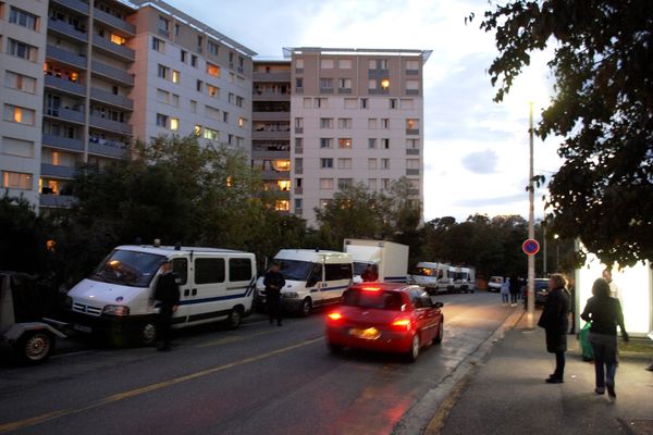 La cité des Iris est connue pour ses trafics de drogue, un jeune dealer de 19 ans avait été battu à mort en 2008.