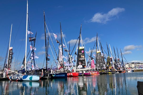 Les pontons des Sables d'Olonne accueillent les bateaux pour le départ du Vendée Globe 2024